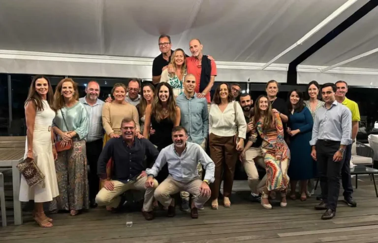 Equipo de Coltia celebrando el verano en Santander